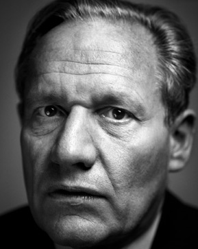 Bob Woodward, type C print, unpublished, photographed for People (USA), April 2004, photograph courtesy of the artist Ben Baker. Source: http://www.portrait.gov.au/exhibit/glossy2/baker.htm